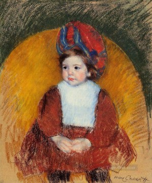 印象派 Painting - 背もたれの丸い椅子に座る濃い赤の衣装を着たマーゴット 印象派の母親の子供たち メアリー・カサット